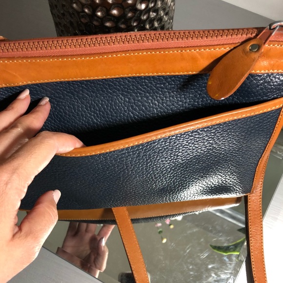 Classic Dooney & Bourke cross body bag - Picture 4 of 8
